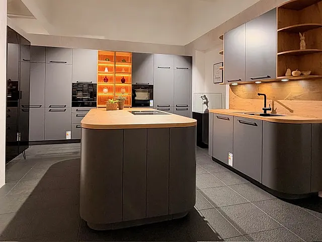 Skulpturales Küchendesign - markante Formen, edler Grauton und warme Holzdetails