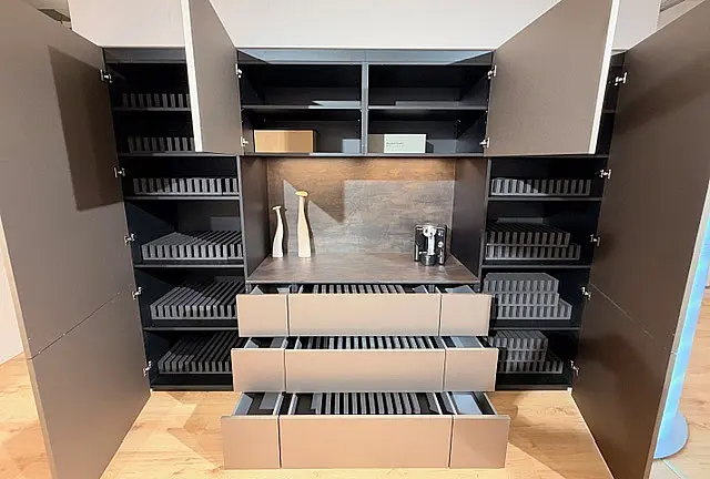 Puristische Eleganz in Platinum - modernes Möbeldesign mit Akzentnische