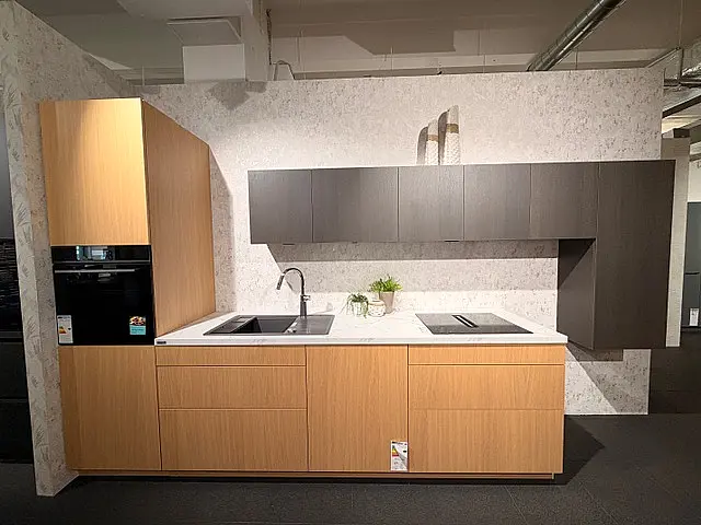 Urbaner Chic mit warmer Holzoptik und klaren Linien