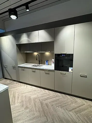 Häcker Concept 130 – edle Ausstellungsküche in Smartglas Sandgrau Metallic