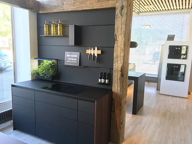 Grifflose Kombination aus Hightech und Holz