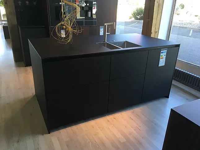 Grifflose Kombination aus Hightech und Holz