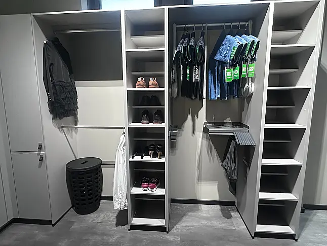 offene Ankleide mit Kommode und Spiegel