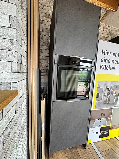 Häcker Systemat Musterküche inklusive hochwertiger Neff-Einbaugeräte