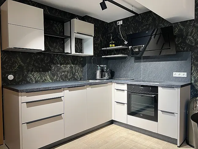 L-Form Küche mit grauer Arbeitsplatte modernes Design