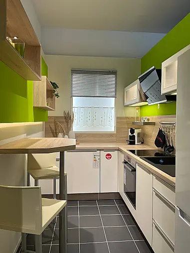 Moderne Küche in Lacklaminat für kleine Räume