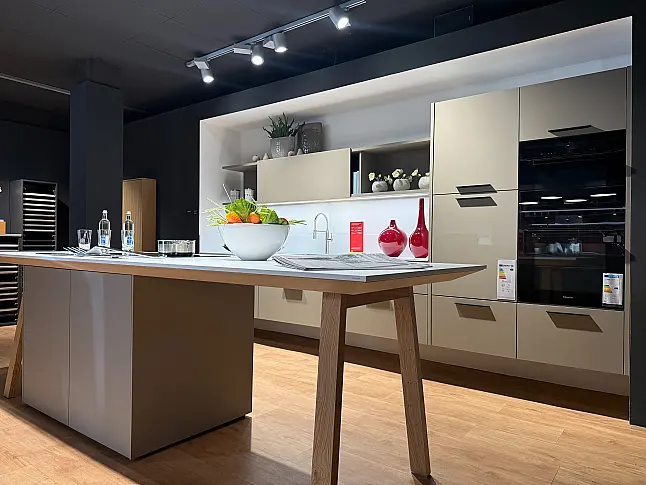 Designküche modern mit Fronten in Saharabeige samtmatt Küche mit Kochinsel und Top Ausstattung