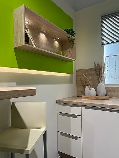Moderne Küche in Lacklaminat für kleine Räume