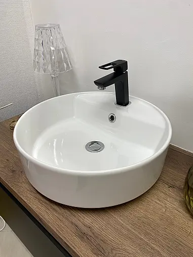 Musterbadezimmer in Eiche Havanna und schwarz