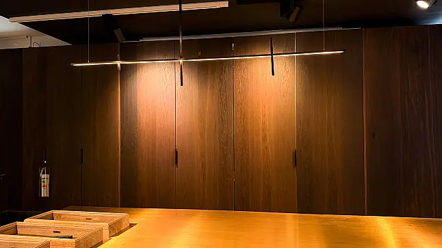 Eggersmann furnierte Echtholz Küche mit Messing Insel