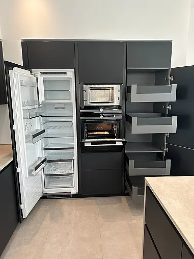 Zeitloses Design trifft schwarze Eleganz mit großer Kücheninsel