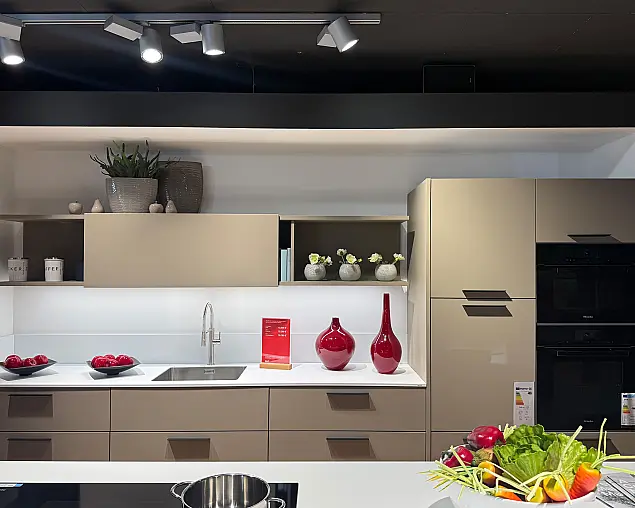 Designküche modern mit Fronten in Saharabeige samtmatt Küche mit Kochinsel und Top Ausstattung