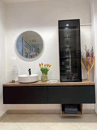 Musterbadezimmer in Eiche Havanna und schwarz