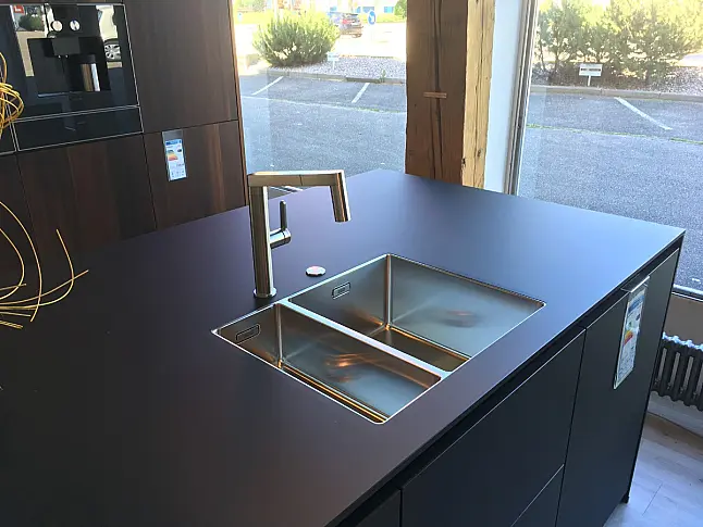 Grifflose Kombination aus Hightech und Holz