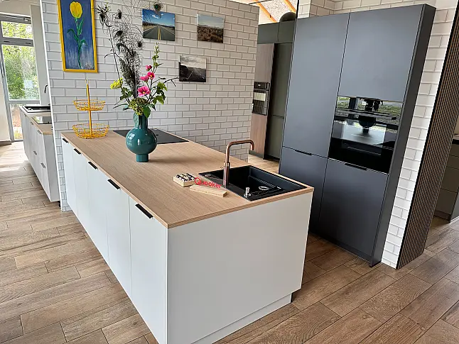 Moderne Häcker Systemat Musterküche inklusive hochwertiger Neff Einbaugeräte
