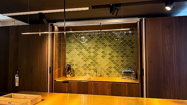 Eggersmann furnierte Echtholz Küche mit Messing Insel