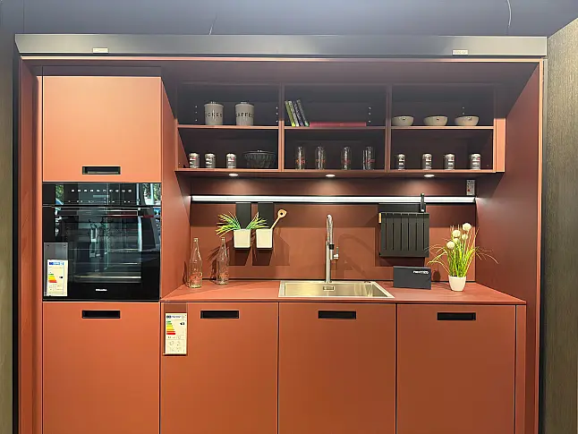 Elegante Küche mit Insel Schwarz Matt modern ausgestattet inkl. Dampfbackofen, Miele Kochfeldabzug und vielen Extras