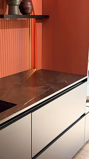 Exclusive große ROTPUNKT Küche in Mattlaminat mit Naturstein Arbeitsplatten