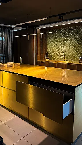 Eggersmann furnierte Echtholz Küche mit Messing Insel