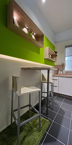 Moderne Küche in Lacklaminat für kleine Räume