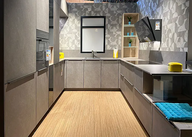 Betonoptik Küche in Grau matt U-Form moderne Einbauküche mit Griffleisten und Miele E-Geräten modern ausgestattet