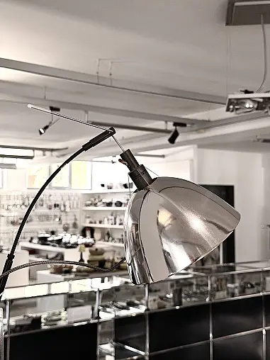 Designer-Stehleuchte mit elektronischem Dimmer