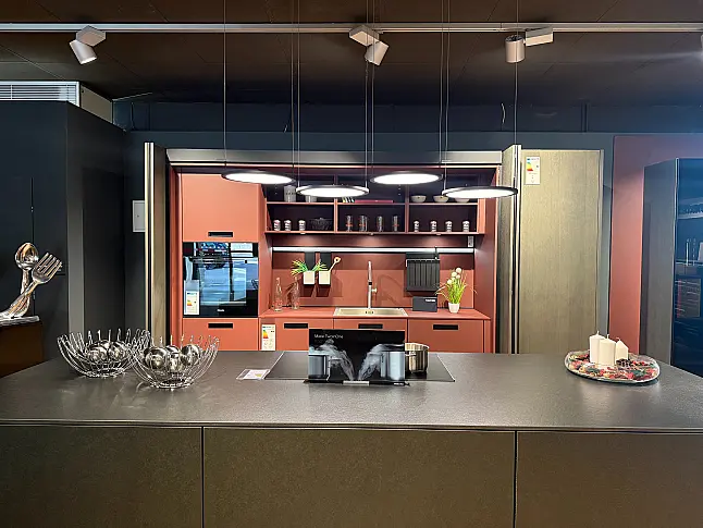 Elegante Küche mit Insel Schwarz Matt modern ausgestattet inkl. Dampfbackofen, Miele Kochfeldabzug und vielen Extras