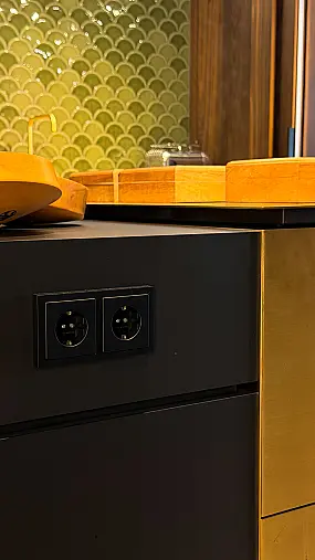 Eggersmann furnierte Echtholz Küche mit Messing Insel