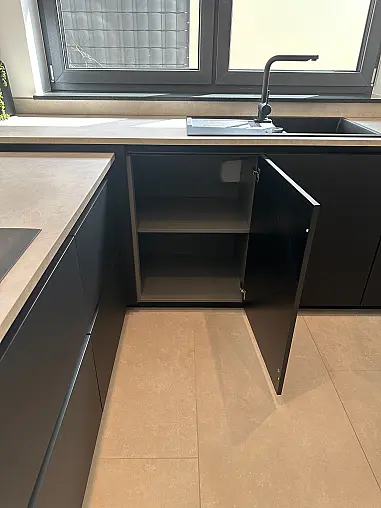 Zeitloses Design trifft schwarze Eleganz mit großer Kücheninsel
