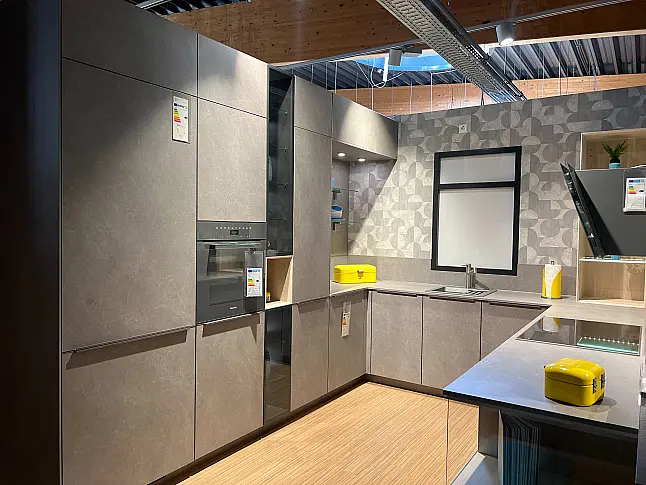 Betonoptik Küche in Grau matt U-Form moderne Einbauküche mit Griffleisten und Miele E-Geräten modern ausgestattet