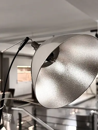 Designer-Stehleuchte mit elektronischem Dimmer
