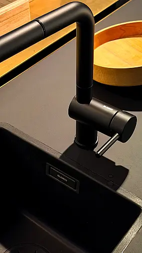 Eggersmann furnierte Echtholz Küche mit Messing Insel