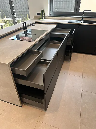 Zeitloses Design trifft schwarze Eleganz mit großer Kücheninsel