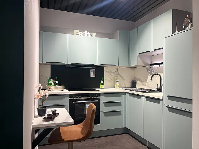 wunderschöne, helle L-Küche mit Geräten und viel Stauraum, Fronten in Aqua matt mit dunklen Griffleisten und Relingsystem