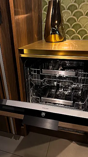 Eggersmann furnierte Echtholz Küche mit Messing Insel