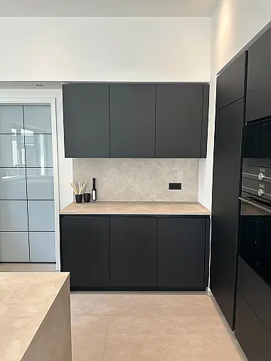 Zeitloses Design trifft schwarze Eleganz mit großer Kücheninsel