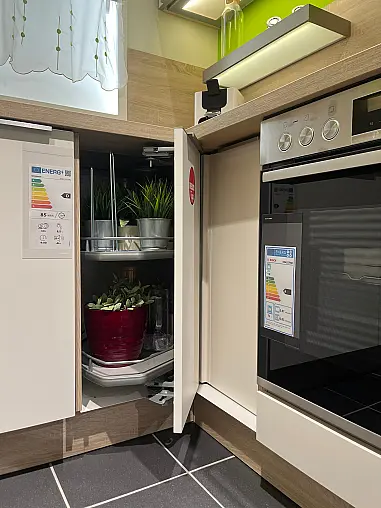 Moderne Küche in Lacklaminat für kleine Räume