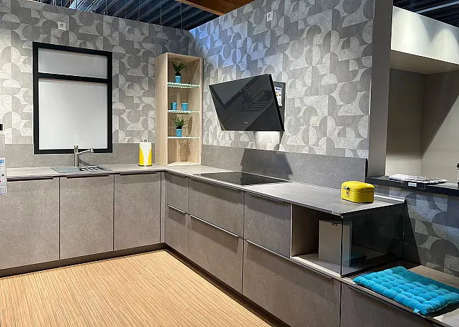 Betonoptik Küche in Grau matt U-Form moderne Einbauküche mit Griffleisten und Miele E-Geräten modern ausgestattet