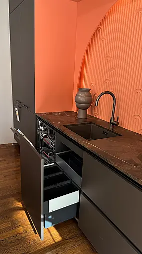 Exclusive große ROTPUNKT Küche in Mattlaminat mit Naturstein Arbeitsplatten