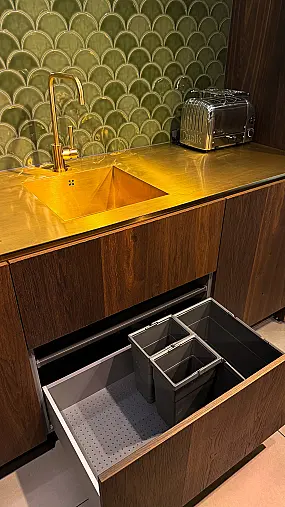 Eggersmann furnierte Echtholz Küche mit Messing Insel