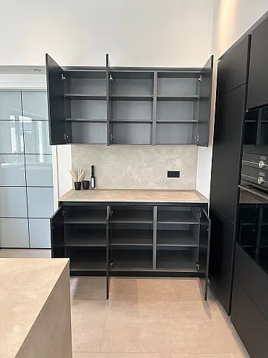 Zeitloses Design trifft schwarze Eleganz mit großer Kücheninsel
