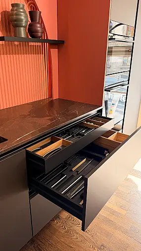 Exclusive große ROTPUNKT Küche in Mattlaminat mit Naturstein Arbeitsplatten