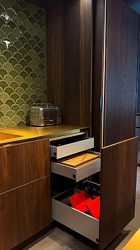 Eggersmann furnierte Echtholz Küche mit Messing Insel