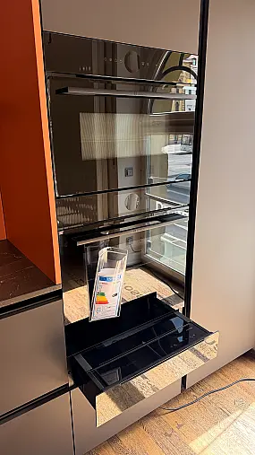 Exclusive große ROTPUNKT Küche in Mattlaminat mit Naturstein Arbeitsplatten