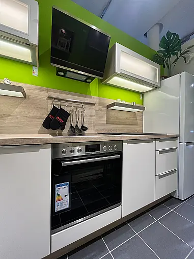 Moderne Küche in Lacklaminat für kleine Räume