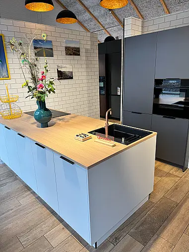 Moderne Häcker Systemat Musterküche inklusive hochwertiger Neff Einbaugeräte