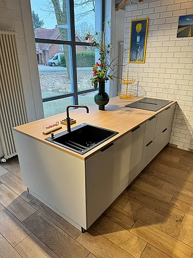 Moderne Häcker Systemat Musterküche inklusive hochwertiger Neff Einbaugeräte