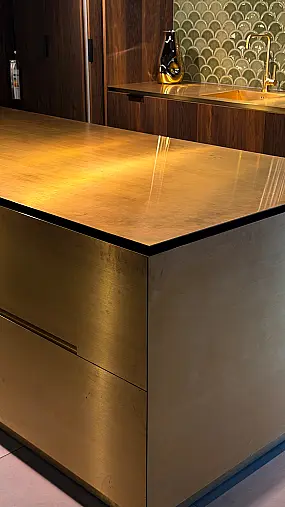 Eggersmann furnierte Echtholz Küche mit Messing Insel