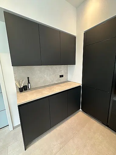 Zeitloses Design trifft schwarze Eleganz mit großer Kücheninsel