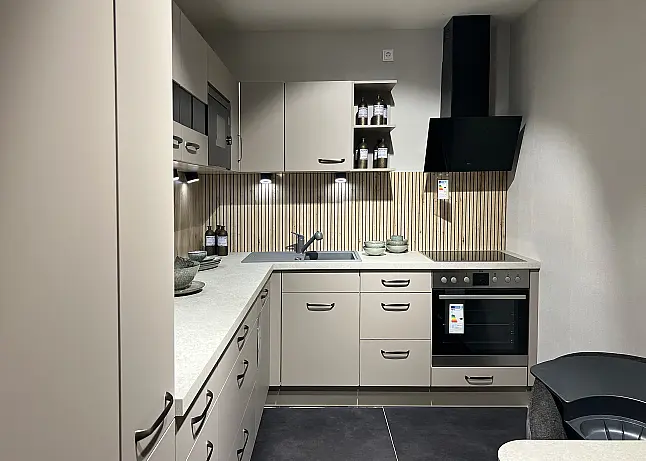 Impuls L-Küche IP3150 Cappuccino matt mit top Ausstatung und Geräten von AEG